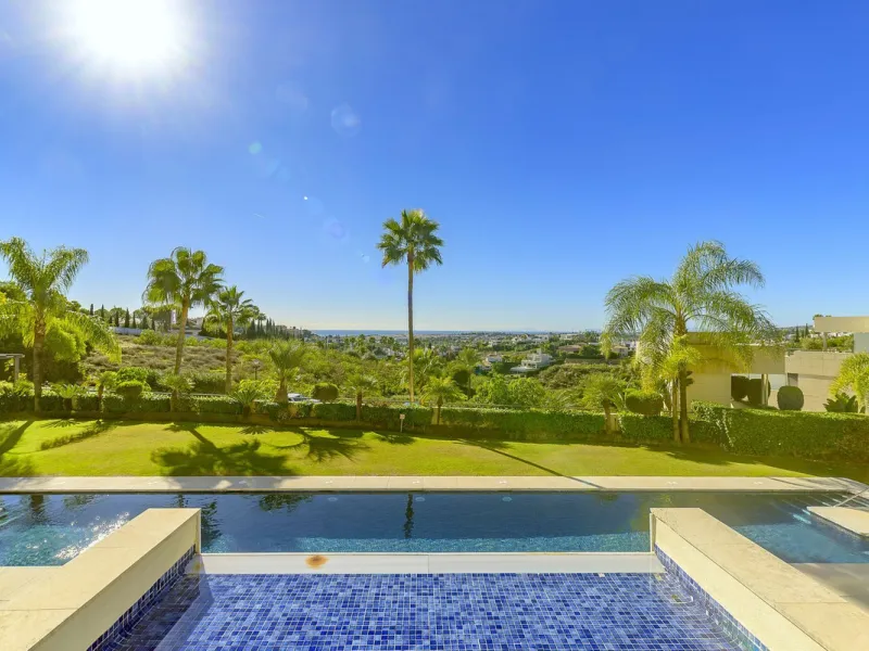 Stunning 2-Bedroom Apartment with Panoramic Views – Los Arrayanes, Nueva Andalucía