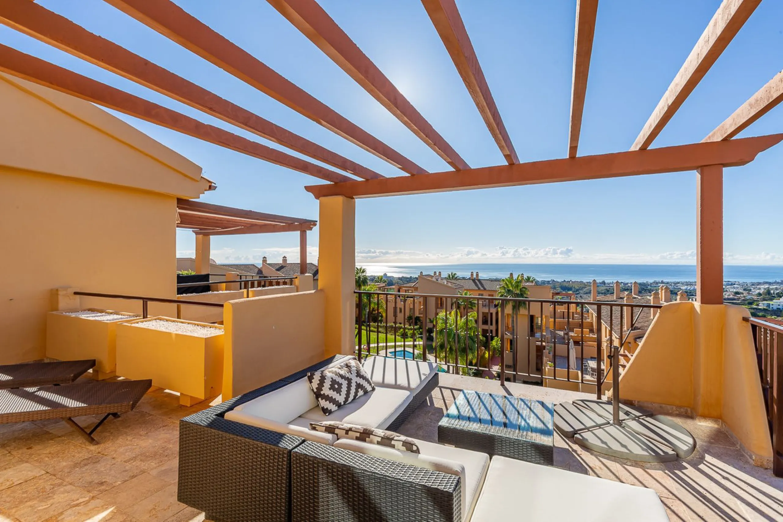 Apartment - Top Floor Apartment в продаже в Benahavís, Málaga. В доме 2 спален и 2 ванных комнат. Площадь дома 118 м²