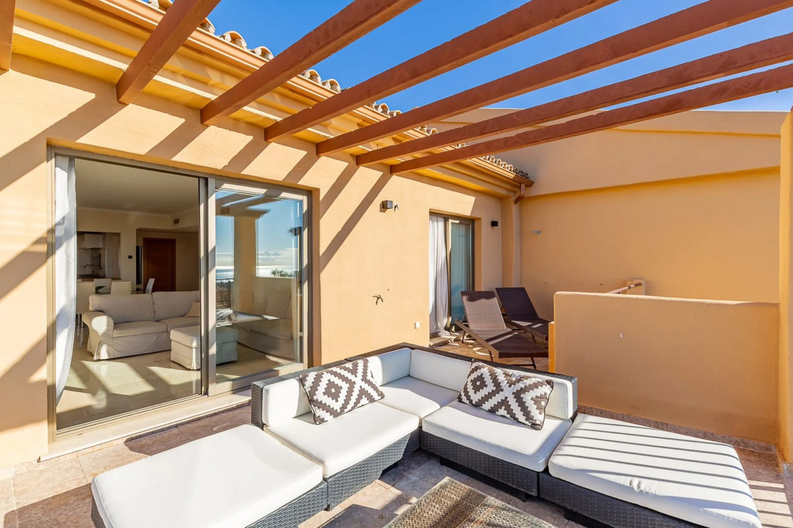 Apartment - Top Floor Apartment в продаже в Benahavís, Málaga. В доме 2 спален и 2 ванных комнат. Площадь дома 118 м²