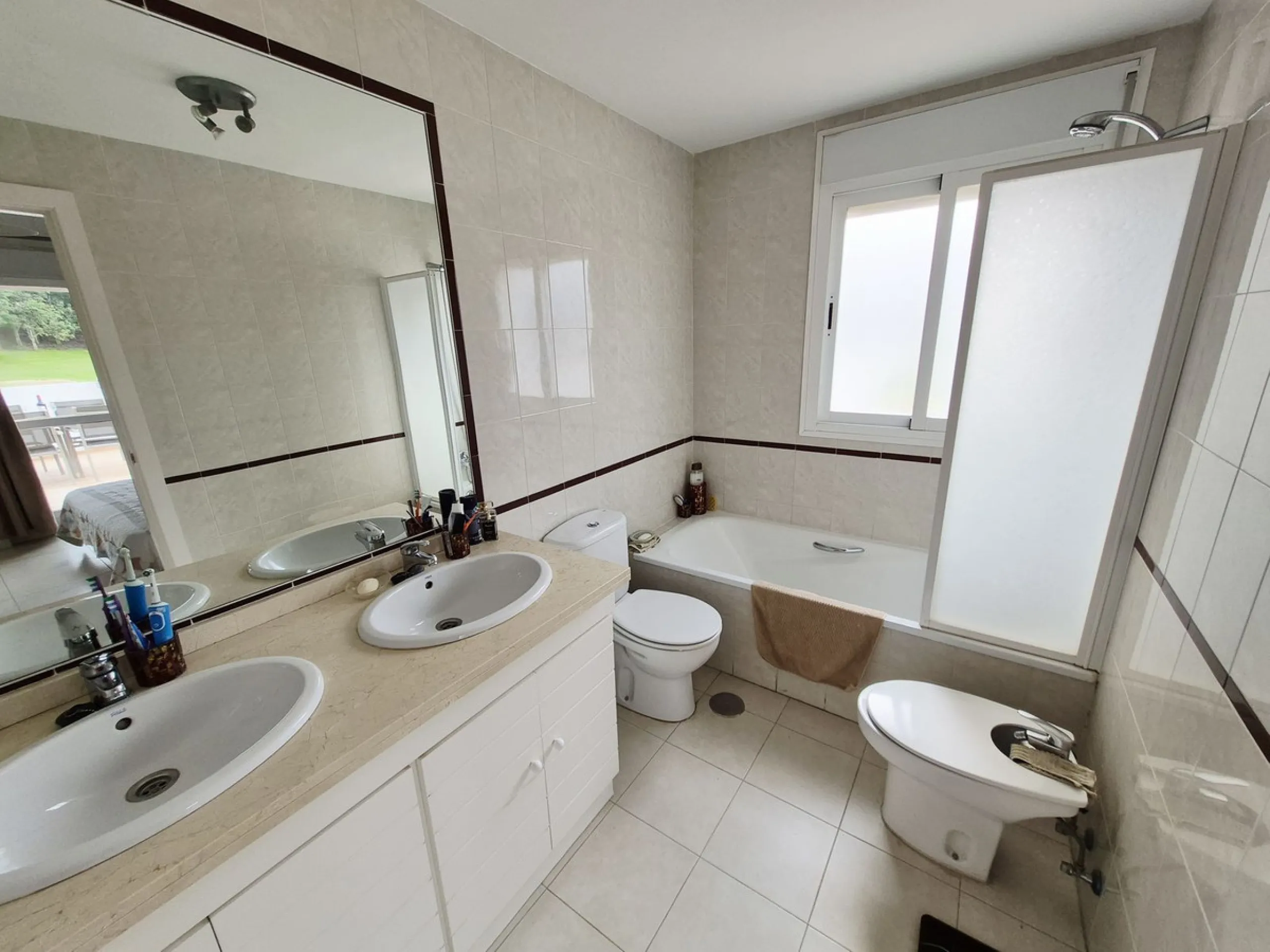 ABSOLUTELY STUNNING PENTHOUSE WITH MAGNIFICENT VIEWS AND A UNIQUE URBAN LOFT-STYLE DESIGN WITH PRIVATE LIFT ENTRY DIRECTLY INTO THE APARTMENT. FROM THE MOMENT YOU ENTER THE APARTMENT YOU NOTICE THE INCREDIBLE LIGHT AND SENSE OF SPACE CREATED BY THE DOUBLE