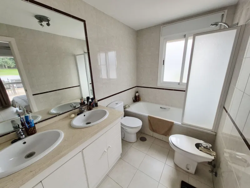 ABSOLUTELY STUNNING PENTHOUSE WITH MAGNIFICENT VIEWS AND A UNIQUE URBAN LOFT-STYLE DESIGN WITH PRIVATE LIFT ENTRY DIRECTLY INTO THE APARTMENT. FROM THE MOMENT YOU ENTER THE APARTMENT YOU NOTICE THE INCREDIBLE LIGHT AND SENSE OF SPACE CREATED BY THE DOUBLE