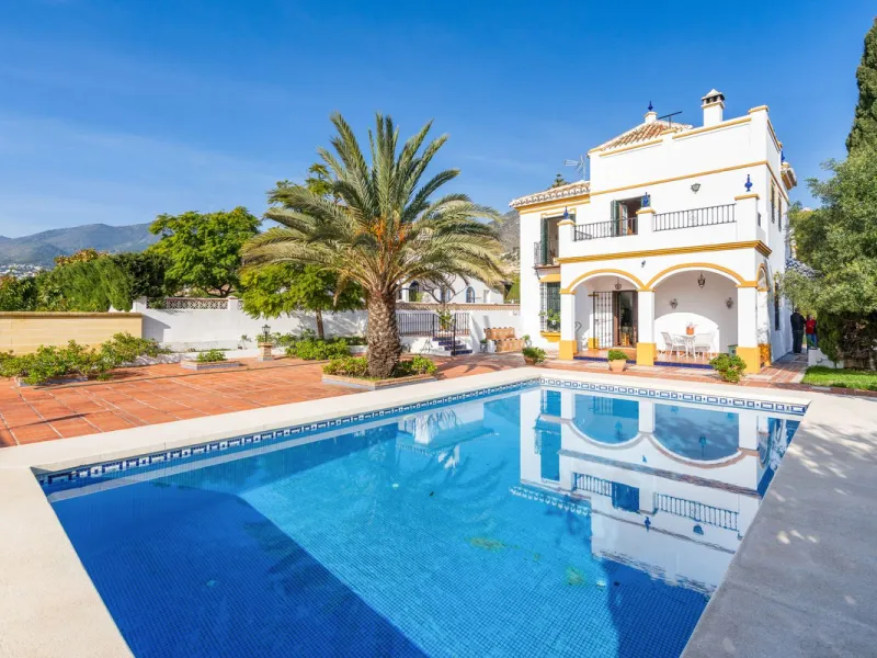 ???? Independent Andalusian-Style Villa in Arroyo de la Miel – 813 m² Plot