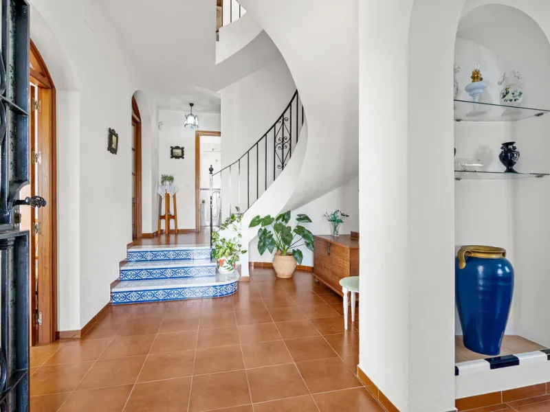 ???? Independent Andalusian-Style Villa in Arroyo de la Miel – 813 m² Plot