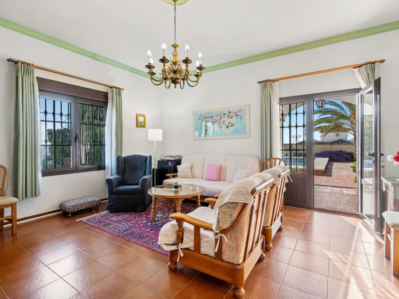 ???? Independent Andalusian-Style Villa in Arroyo de la Miel – 813 m² Plot