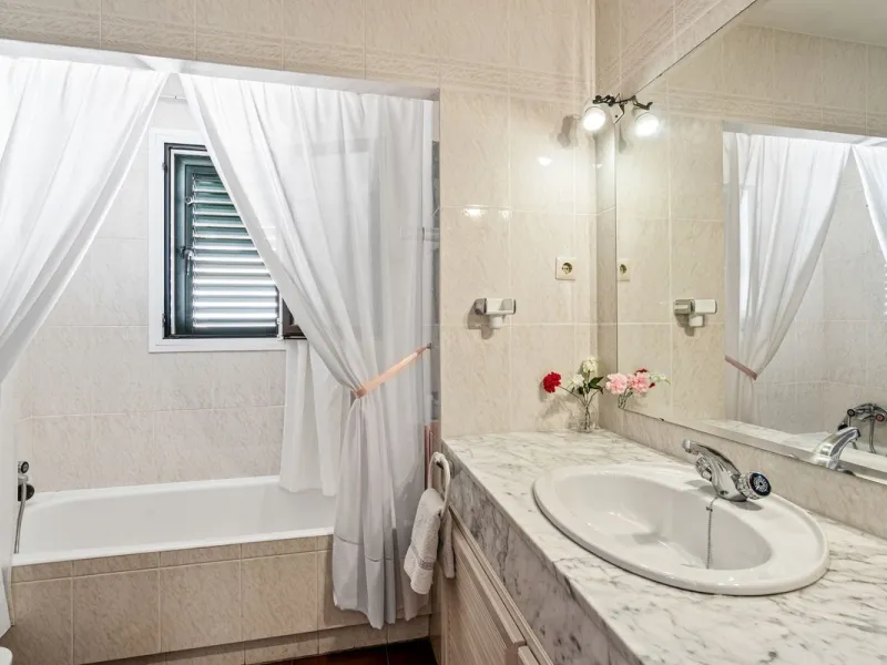 ???? Independent Andalusian-Style Villa in Arroyo de la Miel – 813 m² Plot