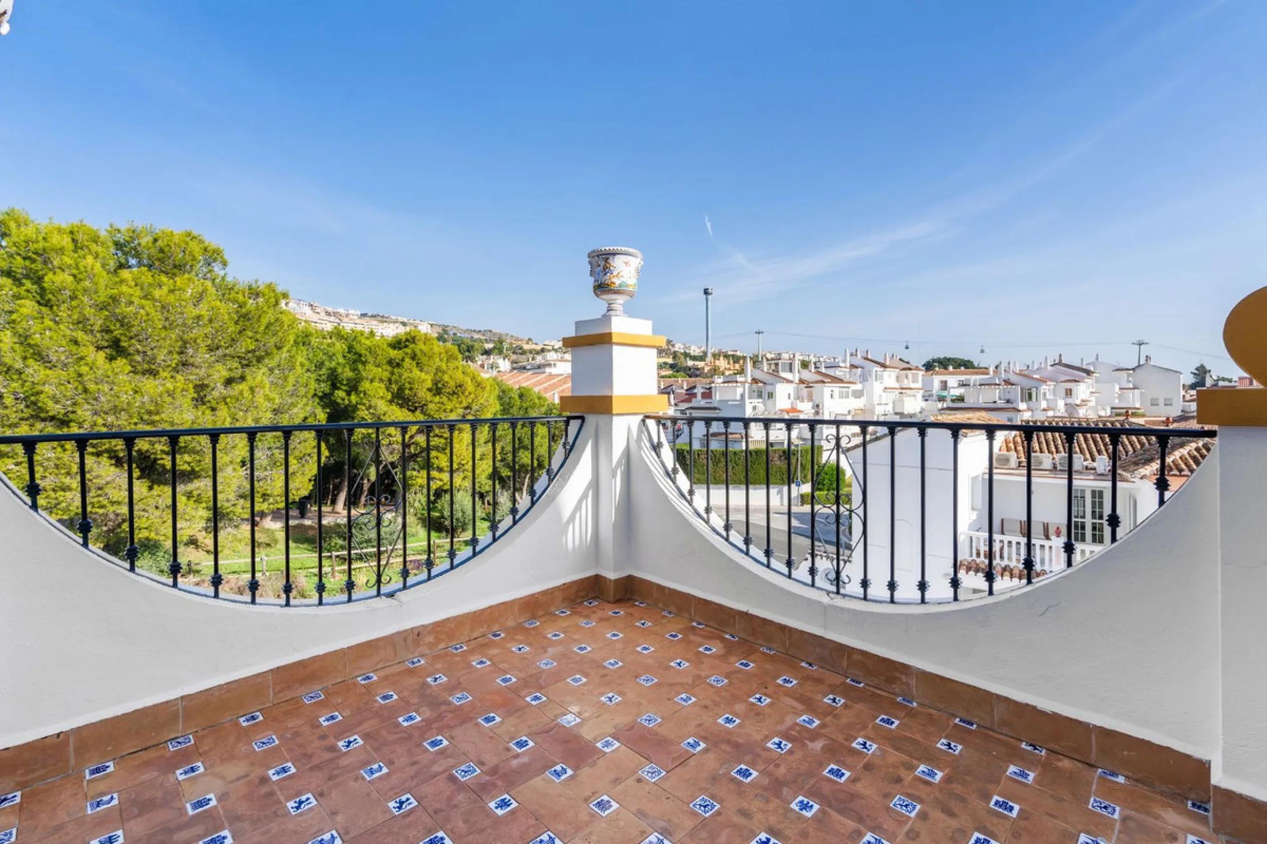 ???? Independent Andalusian-Style Villa in Arroyo de la Miel – 813 m² Plot