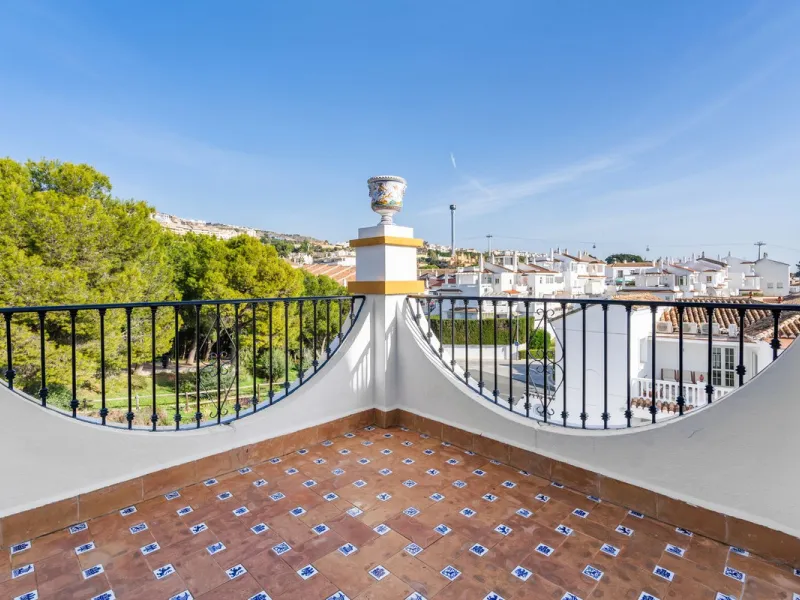 ???? Independent Andalusian-Style Villa in Arroyo de la Miel – 813 m² Plot