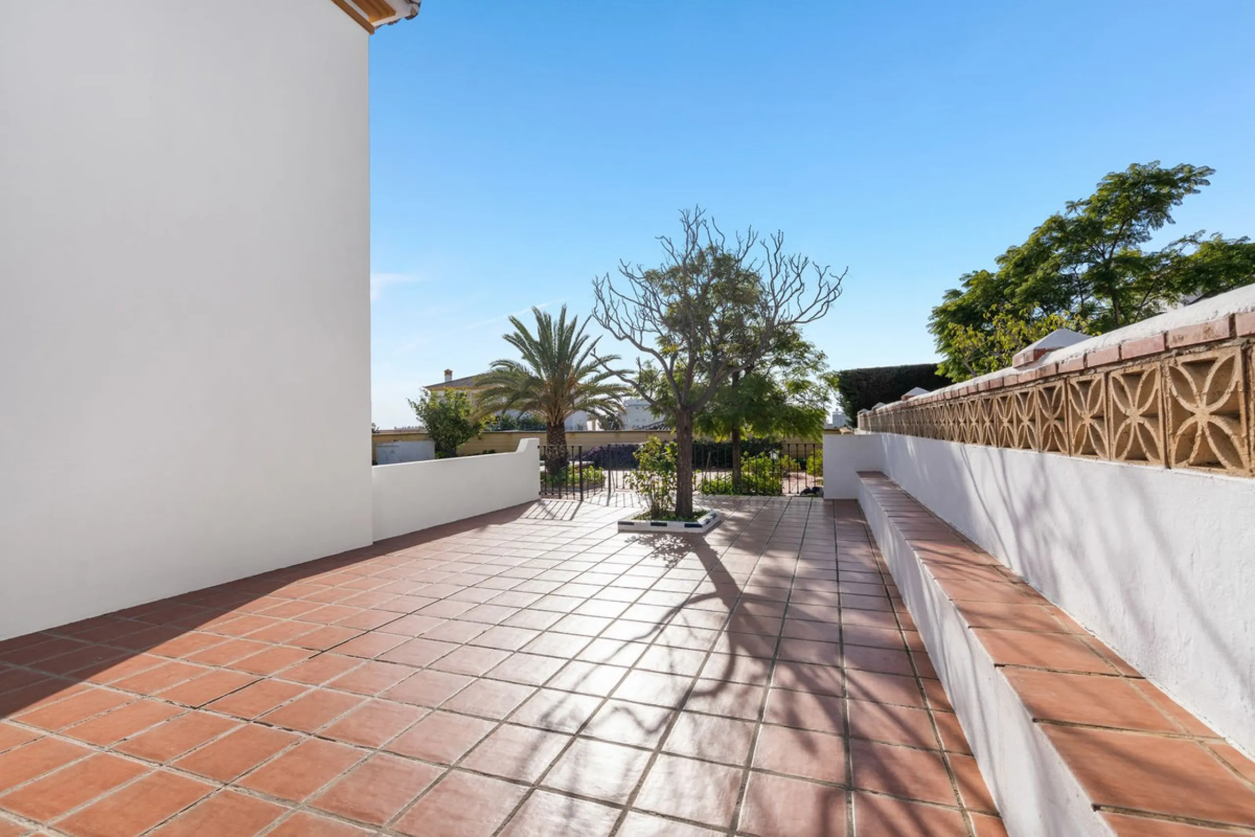 ???? Independent Andalusian-Style Villa in Arroyo de la Miel – 813 m² Plot