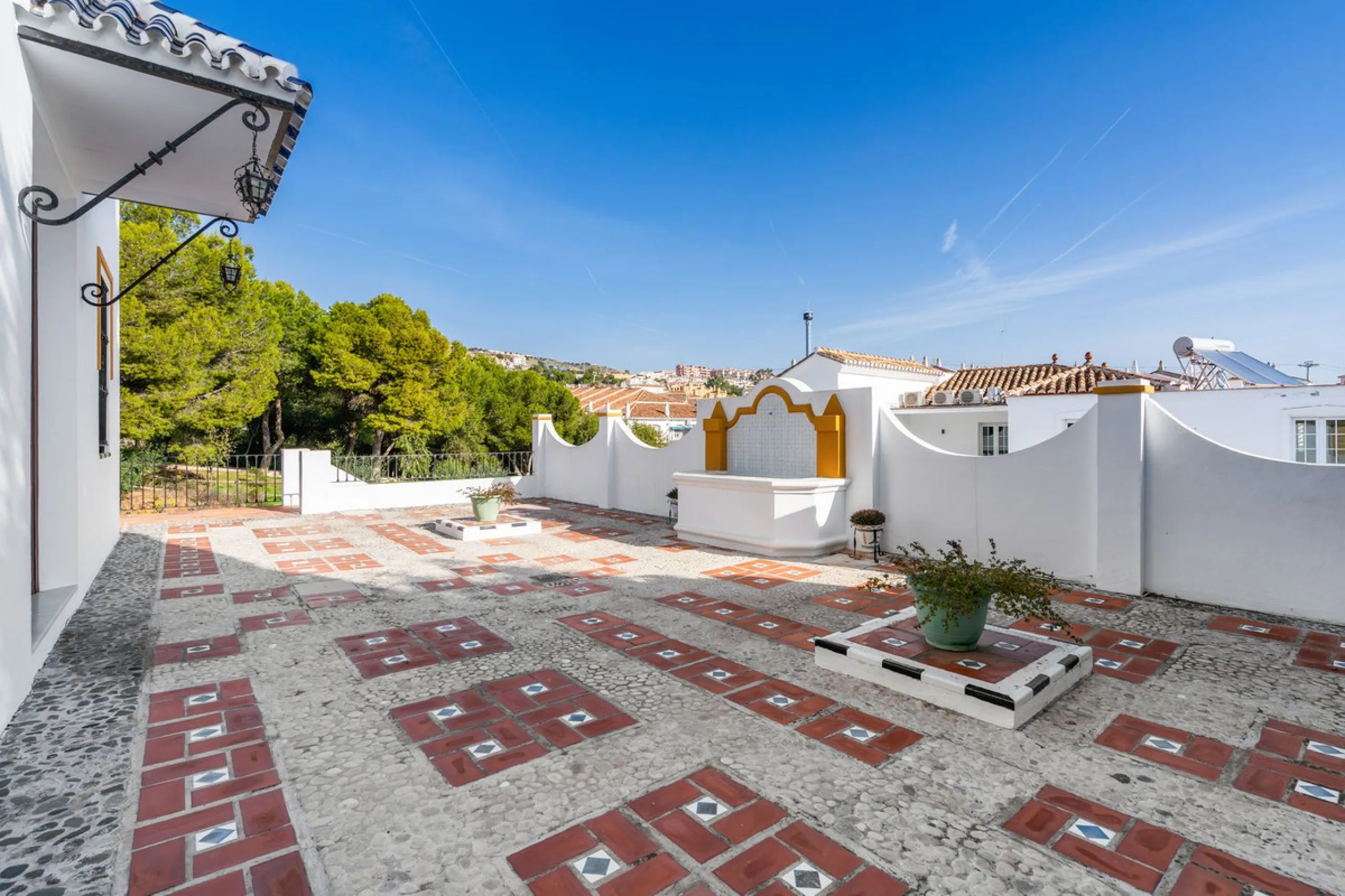 ???? Independent Andalusian-Style Villa in Arroyo de la Miel – 813 m² Plot