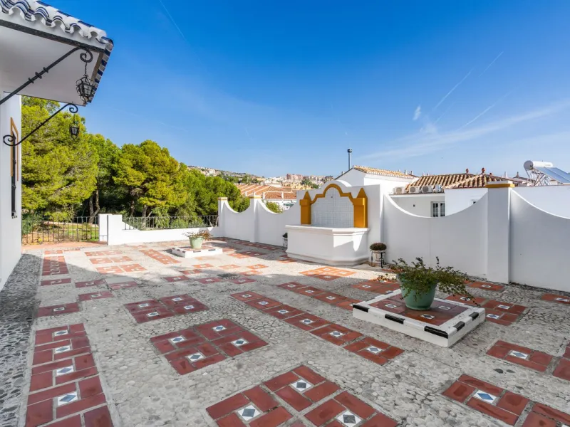 ???? Independent Andalusian-Style Villa in Arroyo de la Miel – 813 m² Plot