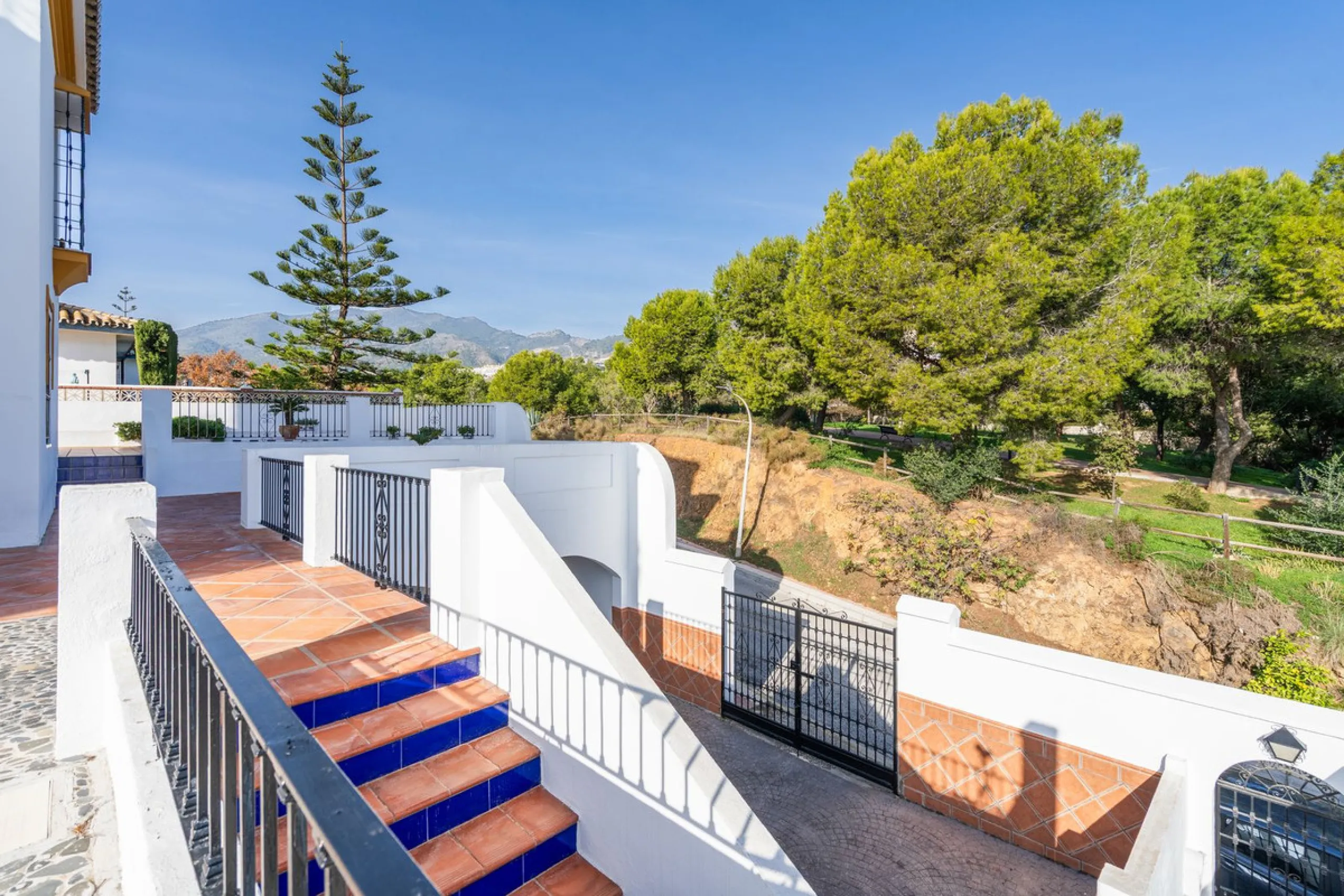 ???? Independent Andalusian-Style Villa in Arroyo de la Miel – 813 m² Plot