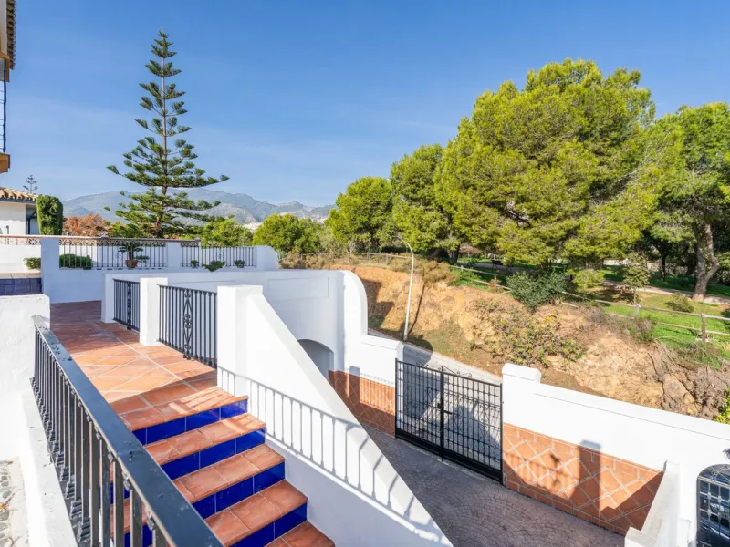 ???? Independent Andalusian-Style Villa in Arroyo de la Miel – 813 m² Plot