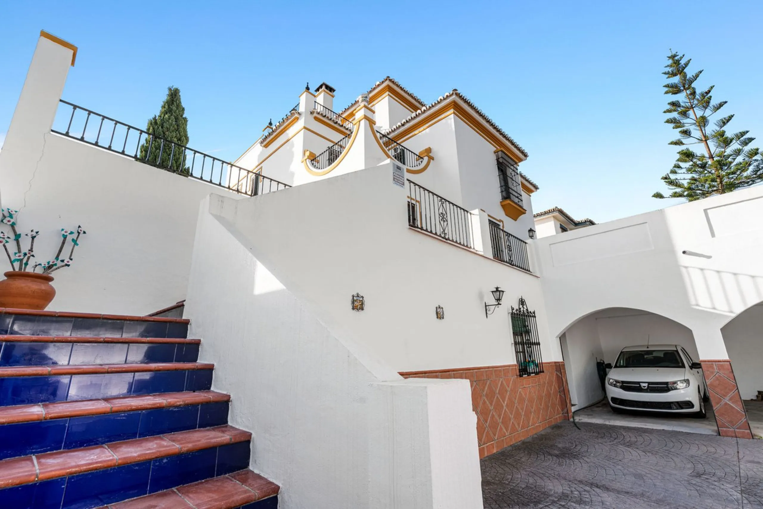 ???? Independent Andalusian-Style Villa in Arroyo de la Miel – 813 m² Plot