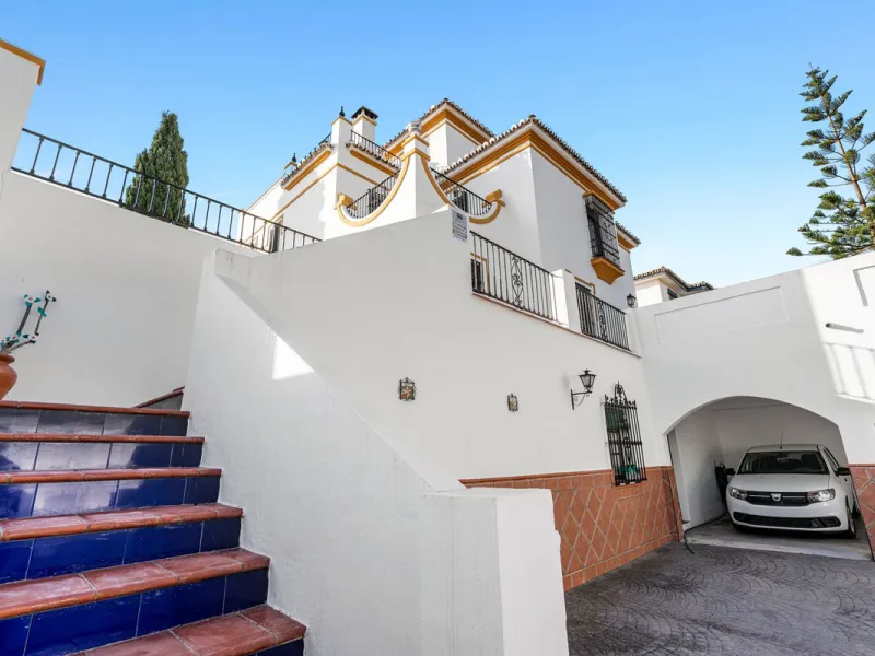 ???? Independent Andalusian-Style Villa in Arroyo de la Miel – 813 m² Plot