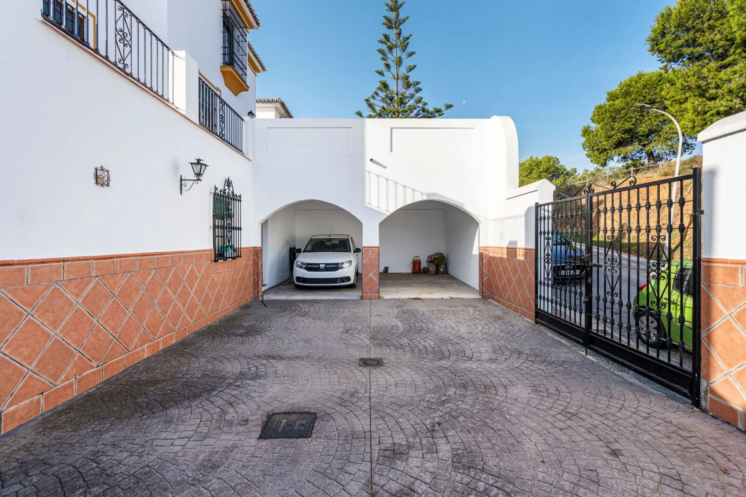 ???? Independent Andalusian-Style Villa in Arroyo de la Miel – 813 m² Plot
