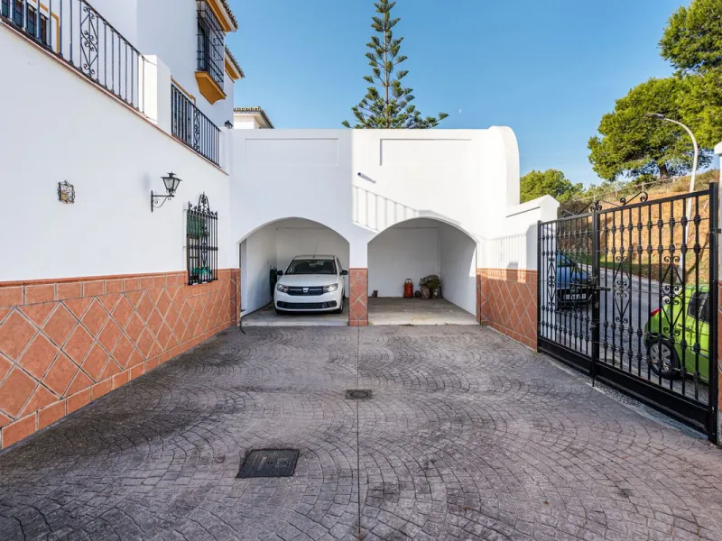 ???? Independent Andalusian-Style Villa in Arroyo de la Miel – 813 m² Plot