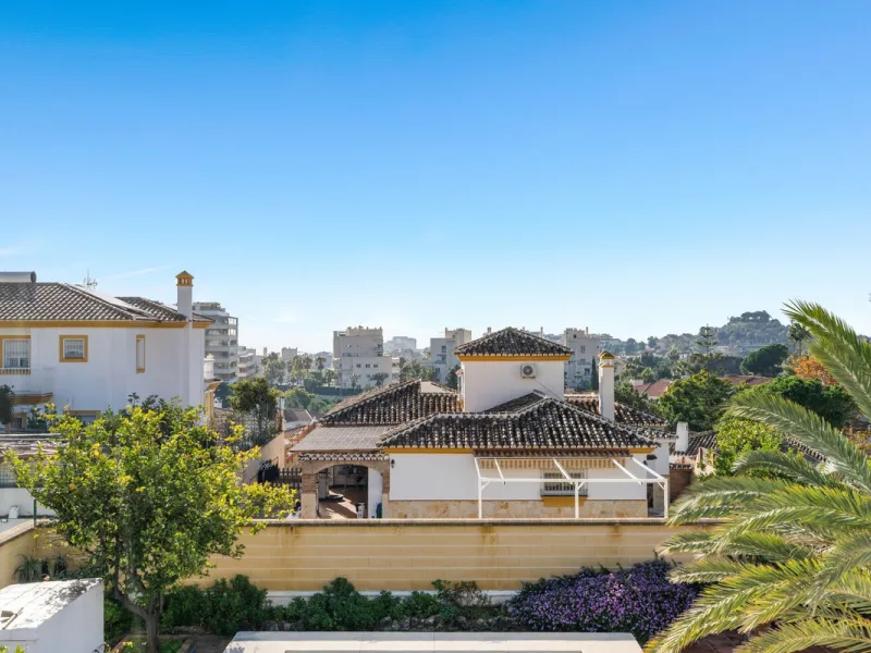 ???? Independent Andalusian-Style Villa in Arroyo de la Miel – 813 m² Plot