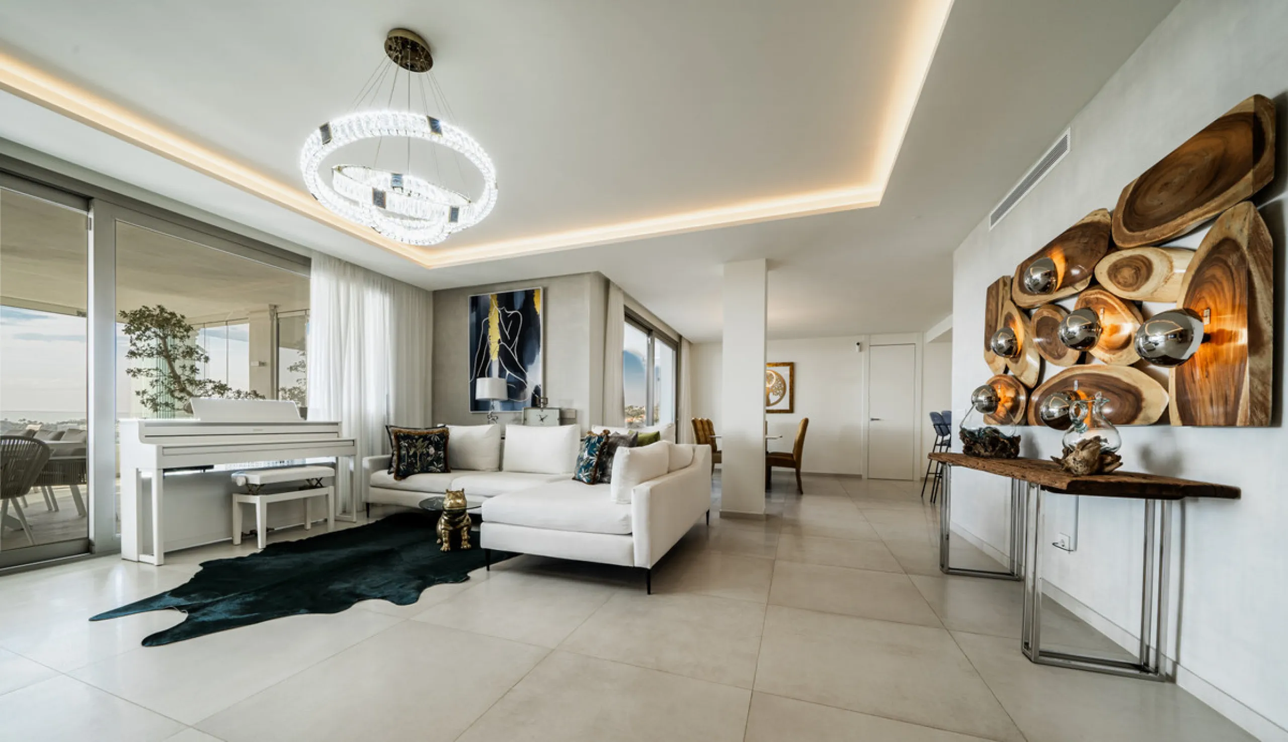 Truly unique 7-bedroom apartment located in Nine Lions, a sought-after and well-secured residential complex in Nueva Andalucía offering 53 apartments. Built to the highest standards, it is south facing and offers spectacular sea views.