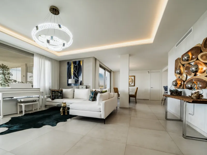 Truly unique 7-bedroom apartment located in Nine Lions, a sought-after and well-secured residential complex in Nueva Andalucía offering 53 apartments. Built to the highest standards, it is south facing and offers spectacular sea views.