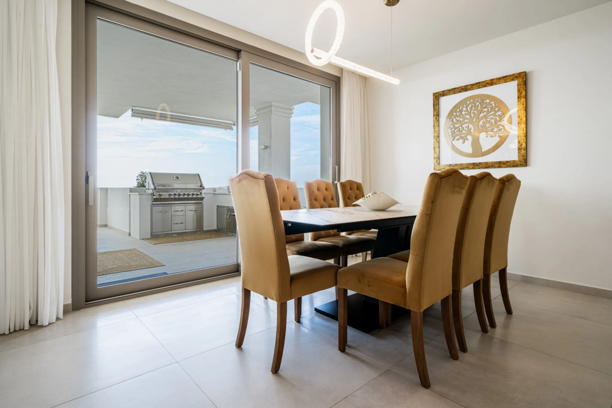 Truly unique 7-bedroom apartment located in Nine Lions, a sought-after and well-secured residential complex in Nueva Andalucía offering 53 apartments. Built to the highest standards, it is south facing and offers spectacular sea views.