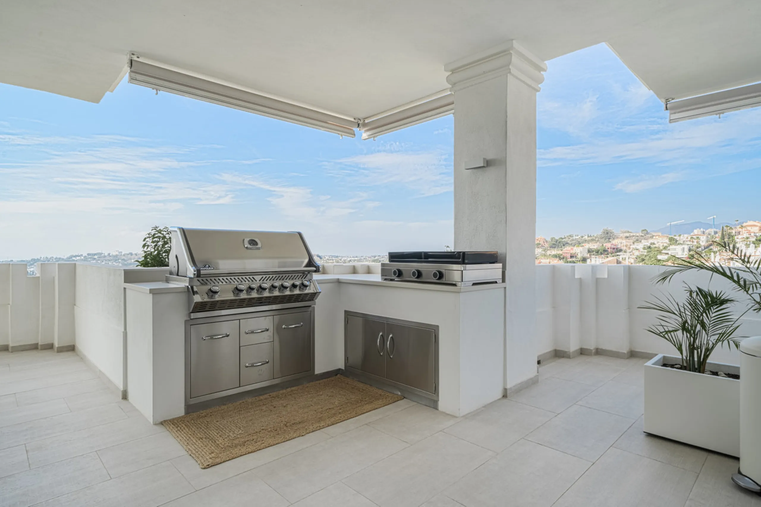 Truly unique 7-bedroom apartment located in Nine Lions, a sought-after and well-secured residential complex in Nueva Andalucía offering 53 apartments. Built to the highest standards, it is south facing and offers spectacular sea views.