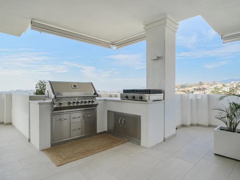 Truly unique 7-bedroom apartment located in Nine Lions, a sought-after and well-secured residential complex in Nueva Andalucía offering 53 apartments. Built to the highest standards, it is south facing and offers spectacular sea views.