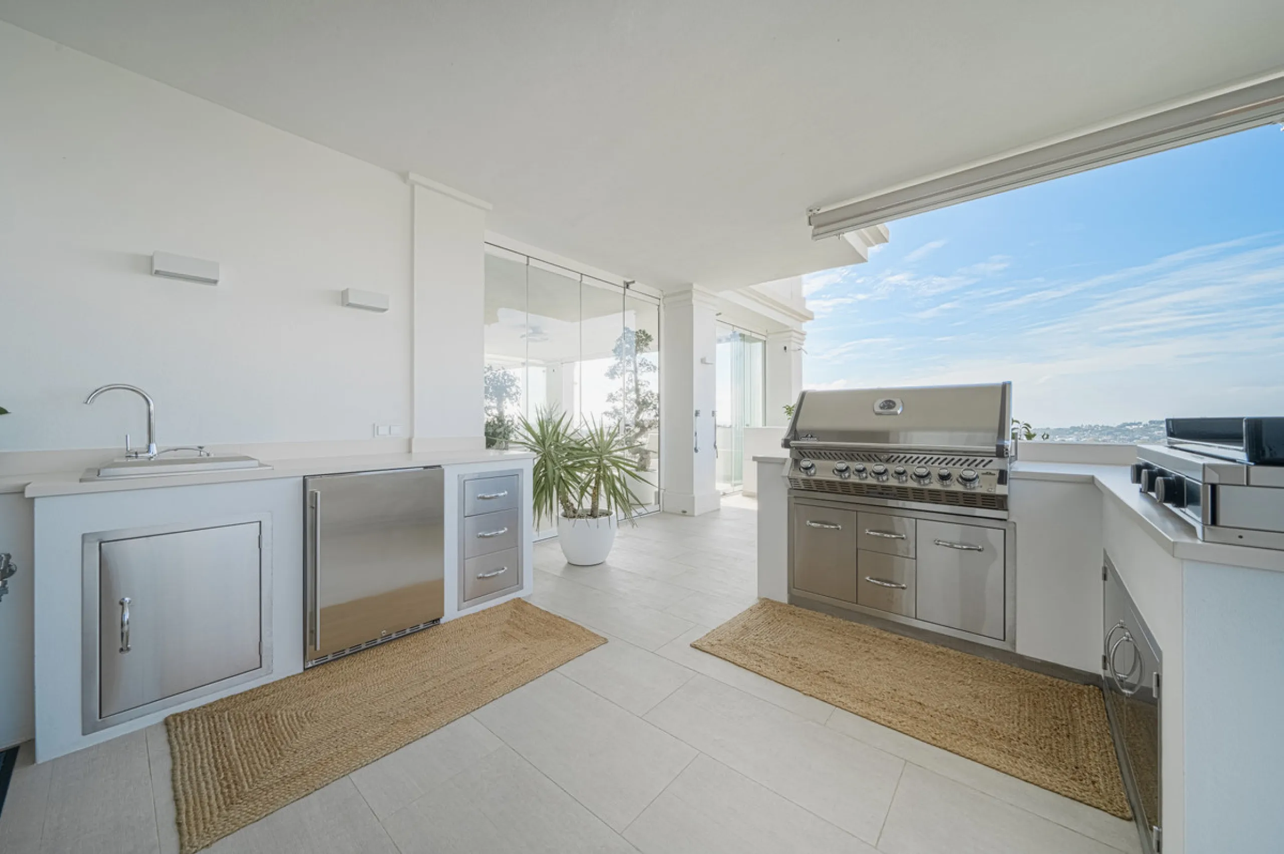 Truly unique 7-bedroom apartment located in Nine Lions, a sought-after and well-secured residential complex in Nueva Andalucía offering 53 apartments. Built to the highest standards, it is south facing and offers spectacular sea views.