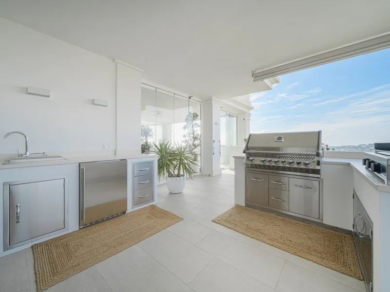 Truly unique 7-bedroom apartment located in Nine Lions, a sought-after and well-secured residential complex in Nueva Andalucía offering 53 apartments. Built to the highest standards, it is south facing and offers spectacular sea views.