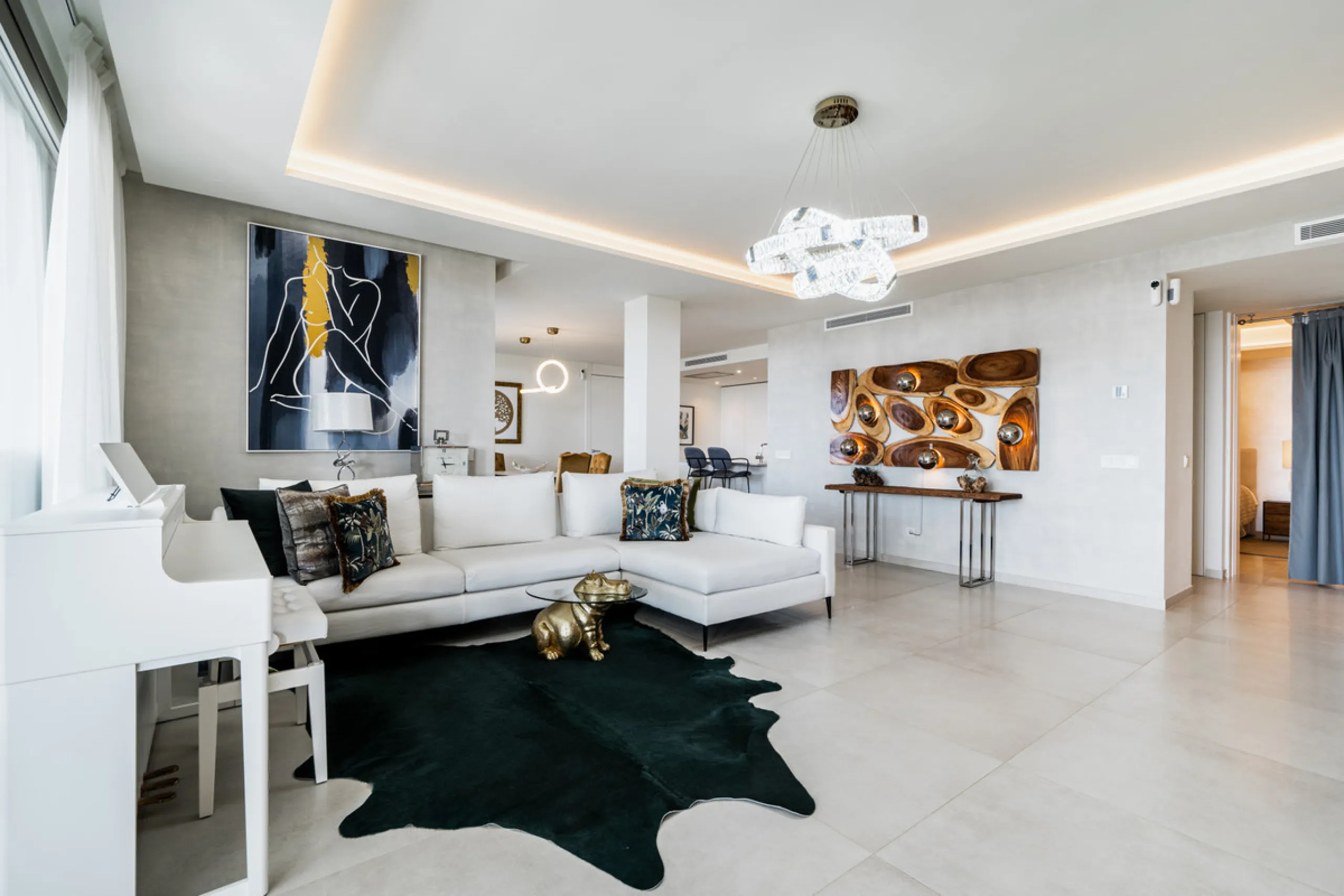 Truly unique 7-bedroom apartment located in Nine Lions, a sought-after and well-secured residential complex in Nueva Andalucía offering 53 apartments. Built to the highest standards, it is south facing and offers spectacular sea views.