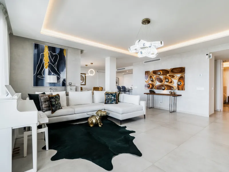 Truly unique 7-bedroom apartment located in Nine Lions, a sought-after and well-secured residential complex in Nueva Andalucía offering 53 apartments. Built to the highest standards, it is south facing and offers spectacular sea views.