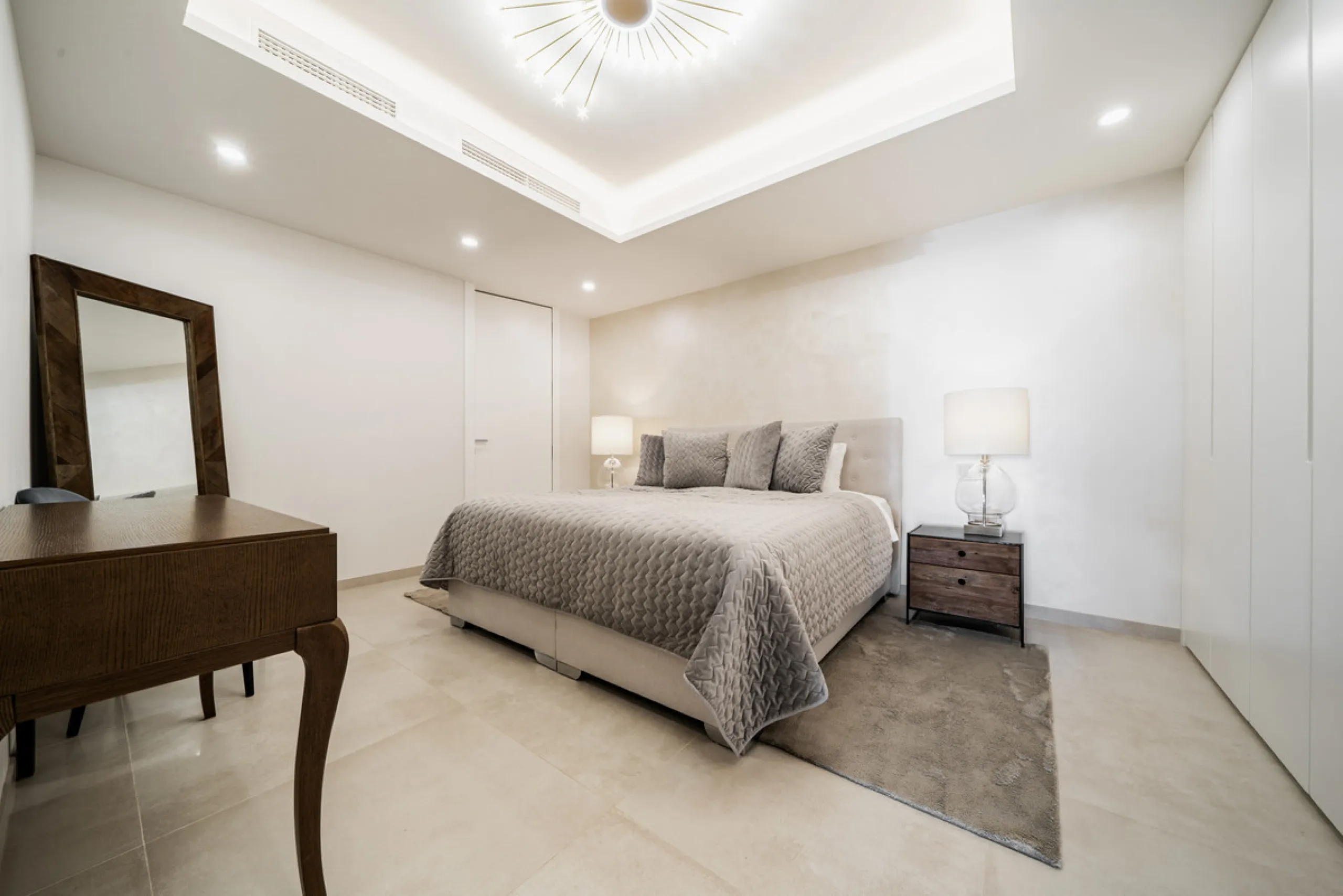 Truly unique 7-bedroom apartment located in Nine Lions, a sought-after and well-secured residential complex in Nueva Andalucía offering 53 apartments. Built to the highest standards, it is south facing and offers spectacular sea views.