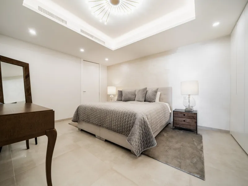 Truly unique 7-bedroom apartment located in Nine Lions, a sought-after and well-secured residential complex in Nueva Andalucía offering 53 apartments. Built to the highest standards, it is south facing and offers spectacular sea views.