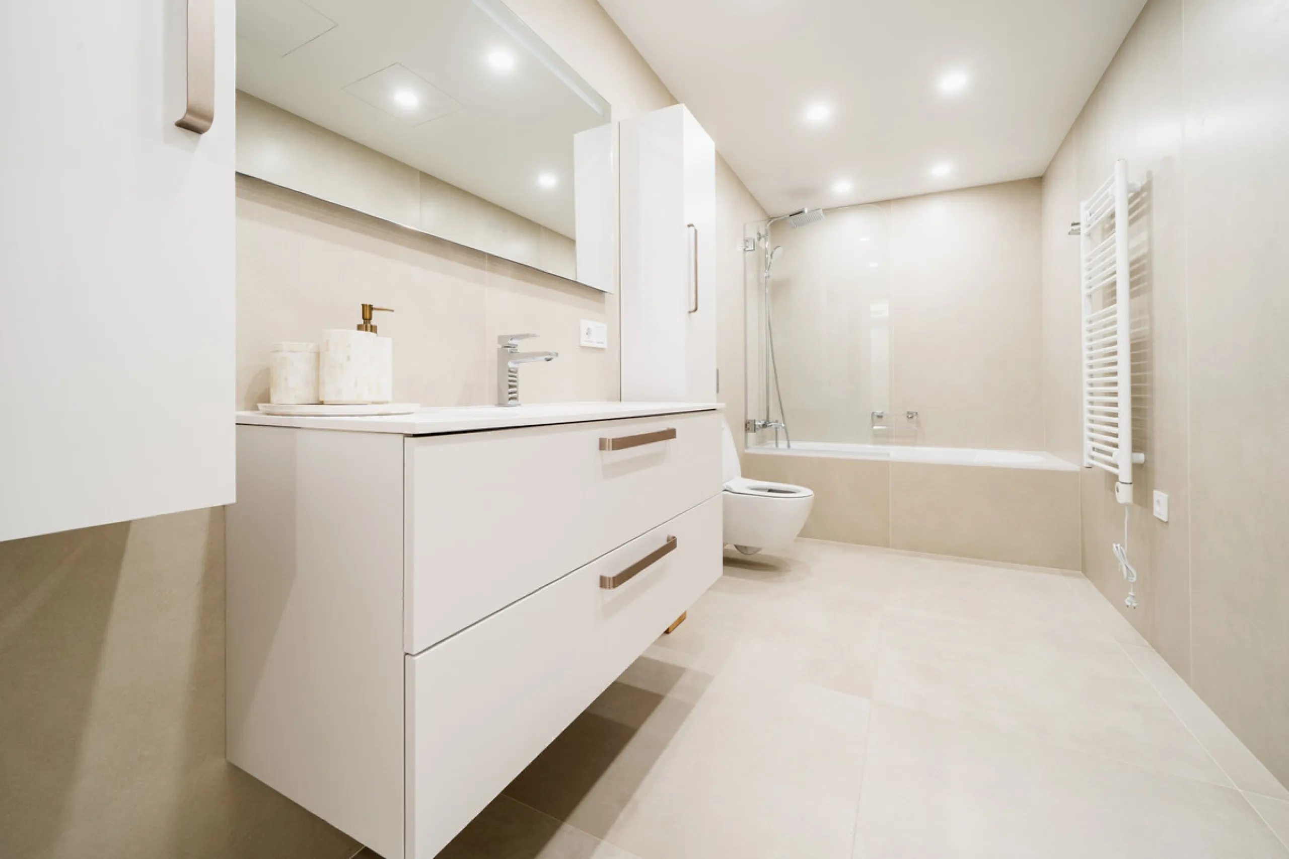 Truly unique 7-bedroom apartment located in Nine Lions, a sought-after and well-secured residential complex in Nueva Andalucía offering 53 apartments. Built to the highest standards, it is south facing and offers spectacular sea views.