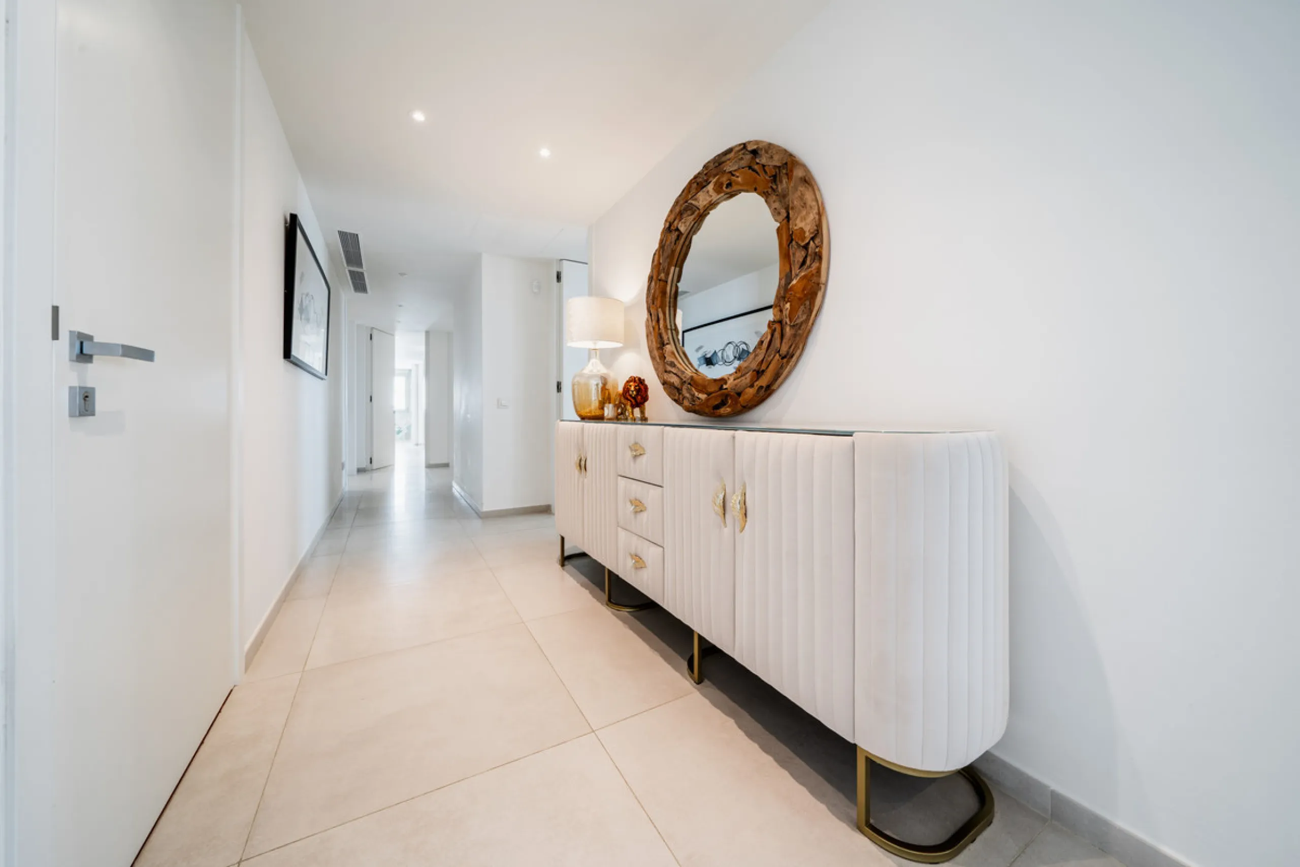 Truly unique 7-bedroom apartment located in Nine Lions, a sought-after and well-secured residential complex in Nueva Andalucía offering 53 apartments. Built to the highest standards, it is south facing and offers spectacular sea views.