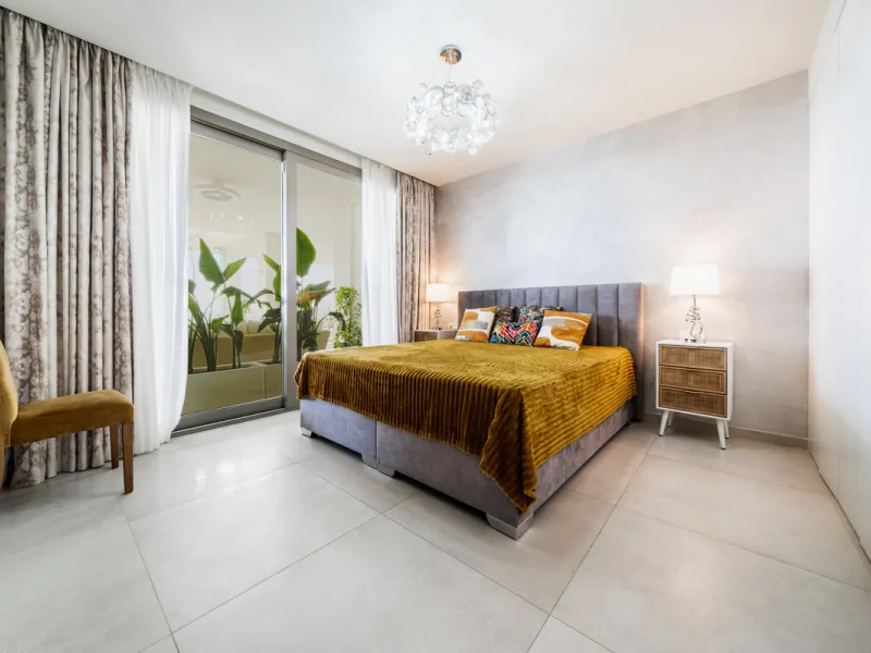 Truly unique 7-bedroom apartment located in Nine Lions, a sought-after and well-secured residential complex in Nueva Andalucía offering 53 apartments. Built to the highest standards, it is south facing and offers spectacular sea views.