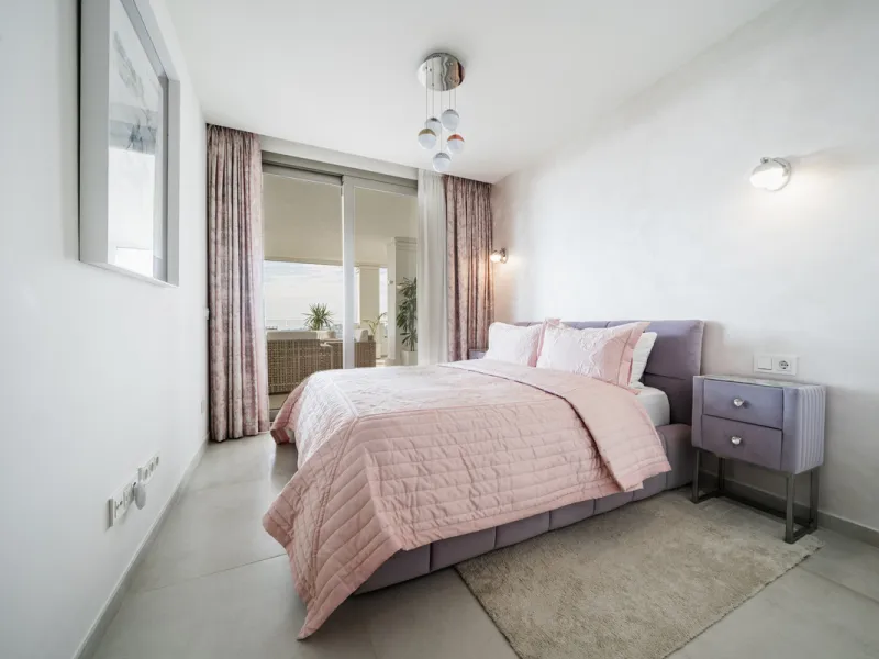 Truly unique 7-bedroom apartment located in Nine Lions, a sought-after and well-secured residential complex in Nueva Andalucía offering 53 apartments. Built to the highest standards, it is south facing and offers spectacular sea views.
