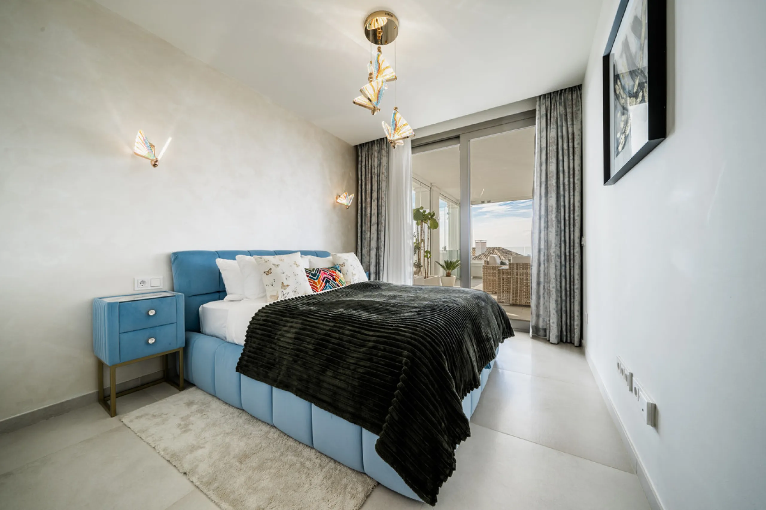 Truly unique 7-bedroom apartment located in Nine Lions, a sought-after and well-secured residential complex in Nueva Andalucía offering 53 apartments. Built to the highest standards, it is south facing and offers spectacular sea views.