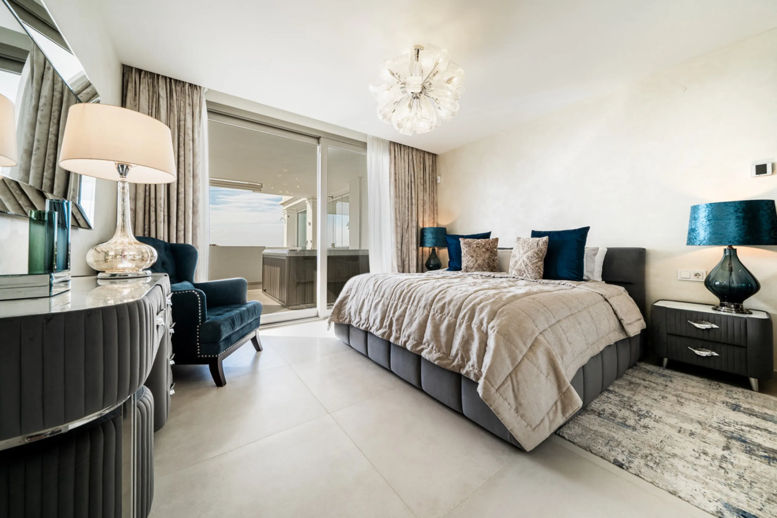 Truly unique 7-bedroom apartment located in Nine Lions, a sought-after and well-secured residential complex in Nueva Andalucía offering 53 apartments. Built to the highest standards, it is south facing and offers spectacular sea views.