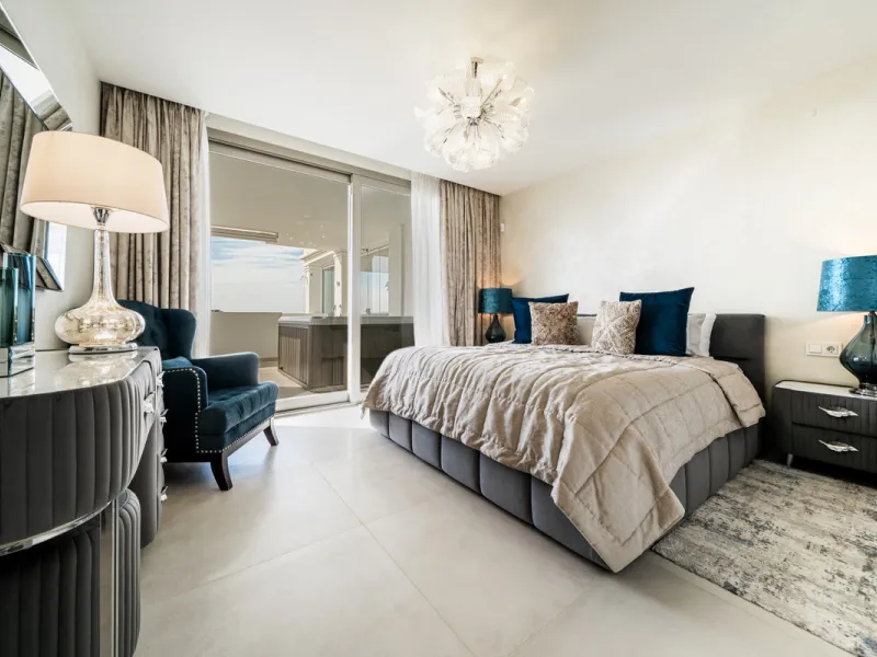 Truly unique 7-bedroom apartment located in Nine Lions, a sought-after and well-secured residential complex in Nueva Andalucía offering 53 apartments. Built to the highest standards, it is south facing and offers spectacular sea views.