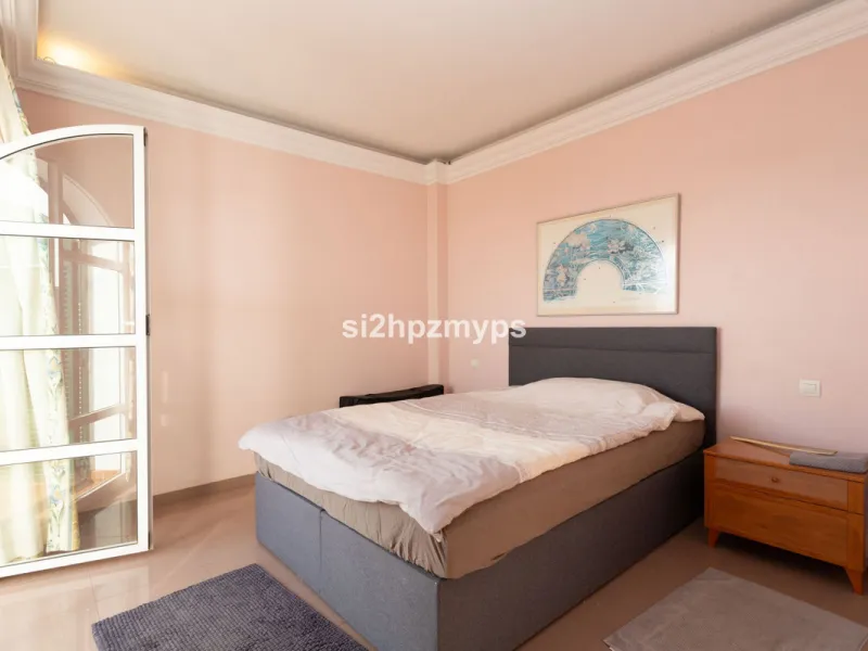 Große Villa in Torrox mit Tennisplatz und guten Geschäftsmöglichkeiten