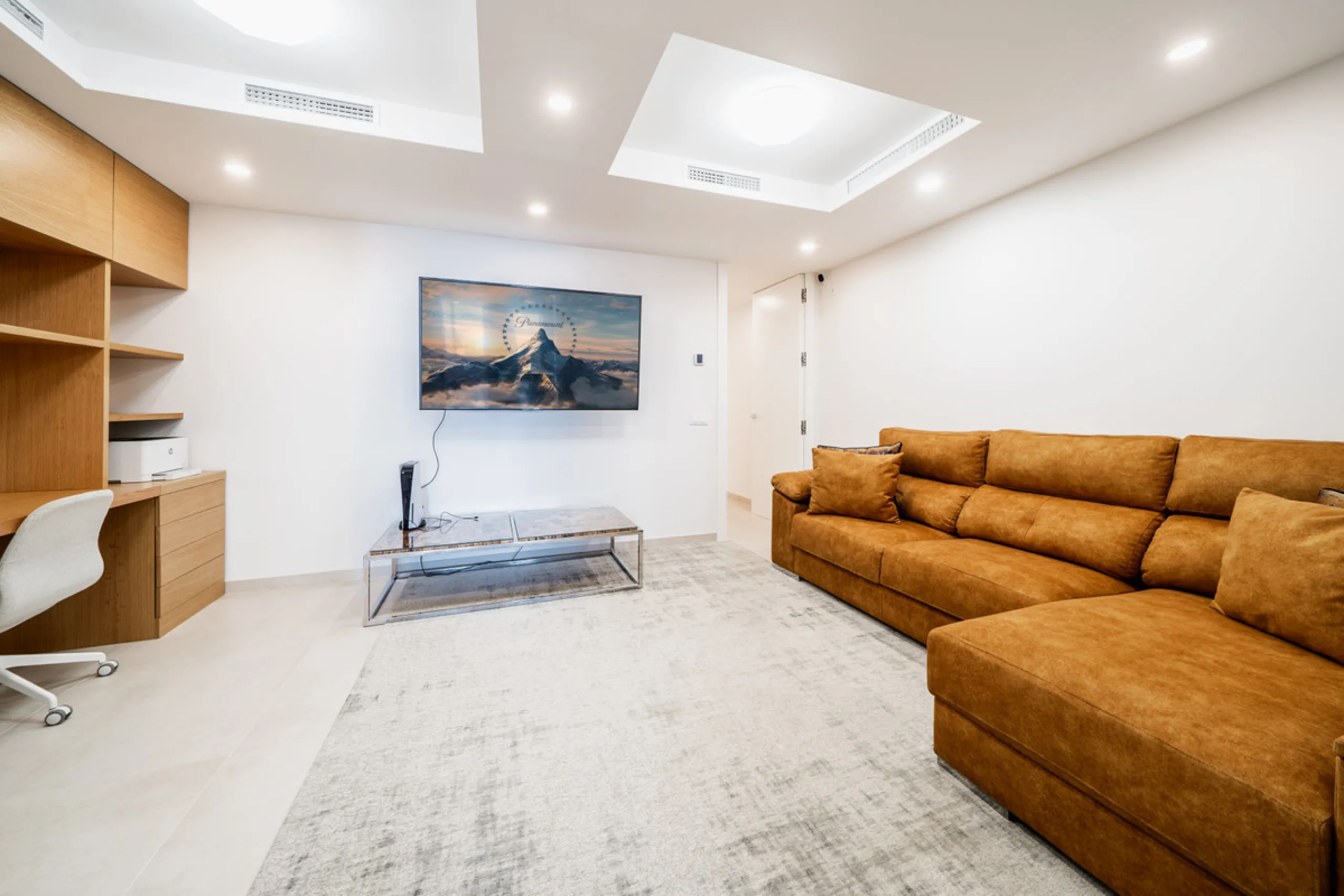 Truly unique 7-bedroom apartment located in Nine Lions, a sought-after and well-secured residential complex in Nueva Andalucía offering 53 apartments. Built to the highest standards, it is south facing and offers spectacular sea views.