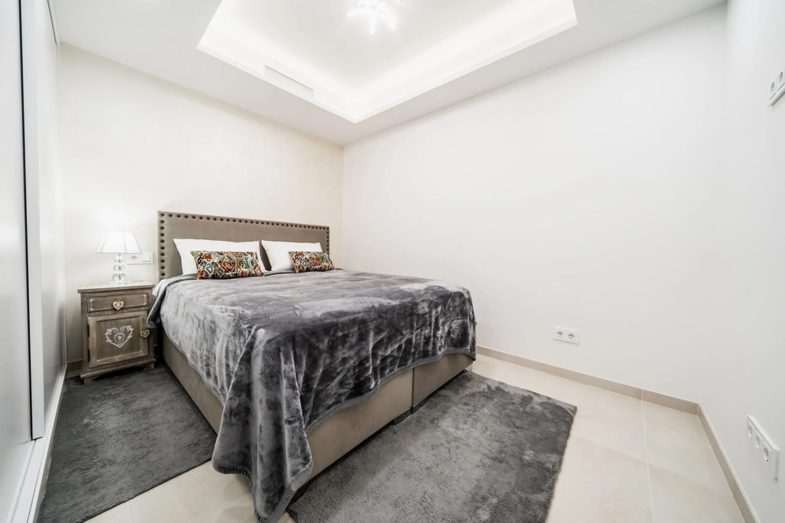 Truly unique 7-bedroom apartment located in Nine Lions, a sought-after and well-secured residential complex in Nueva Andalucía offering 53 apartments. Built to the highest standards, it is south facing and offers spectacular sea views.