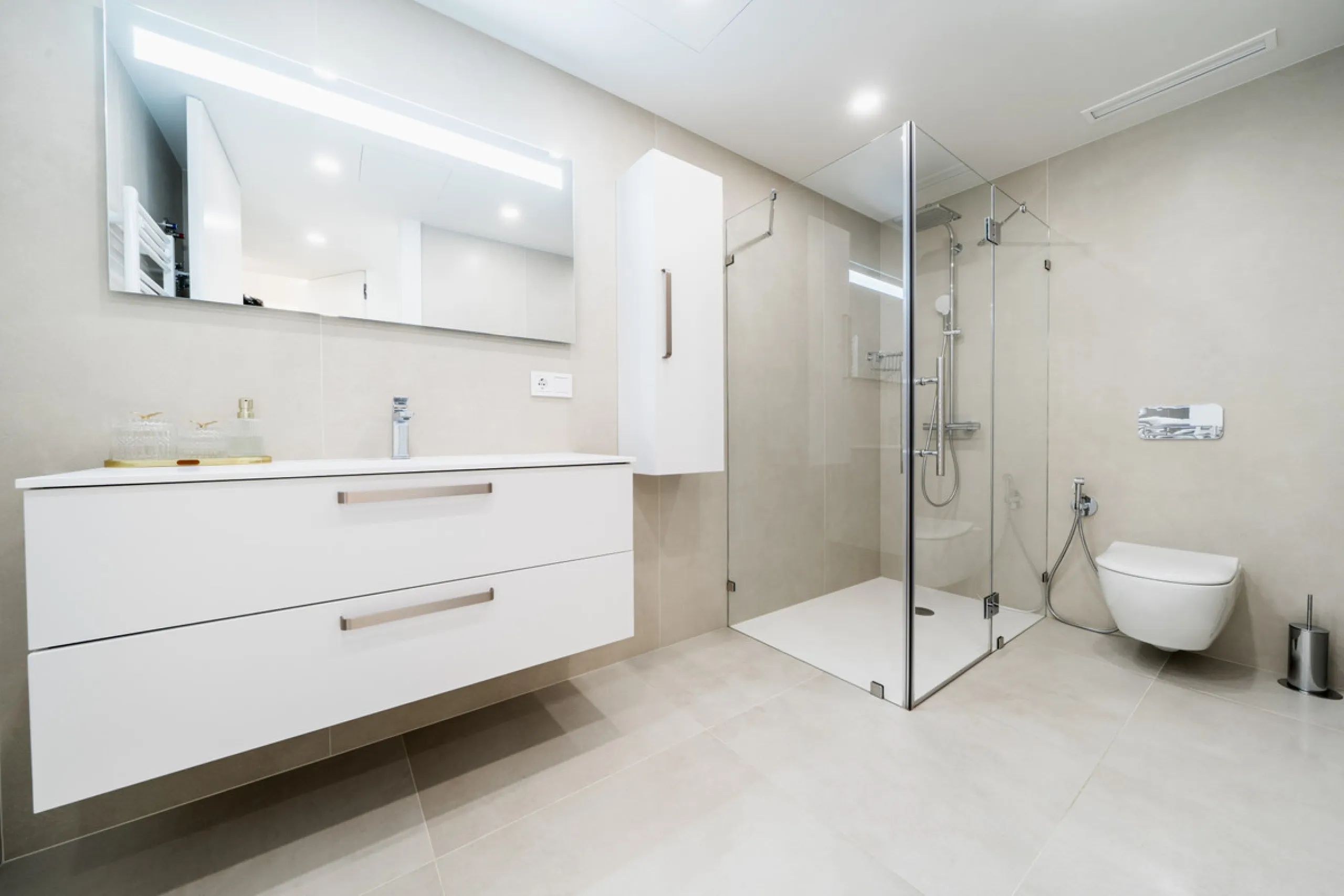 Truly unique 7-bedroom apartment located in Nine Lions, a sought-after and well-secured residential complex in Nueva Andalucía offering 53 apartments. Built to the highest standards, it is south facing and offers spectacular sea views.