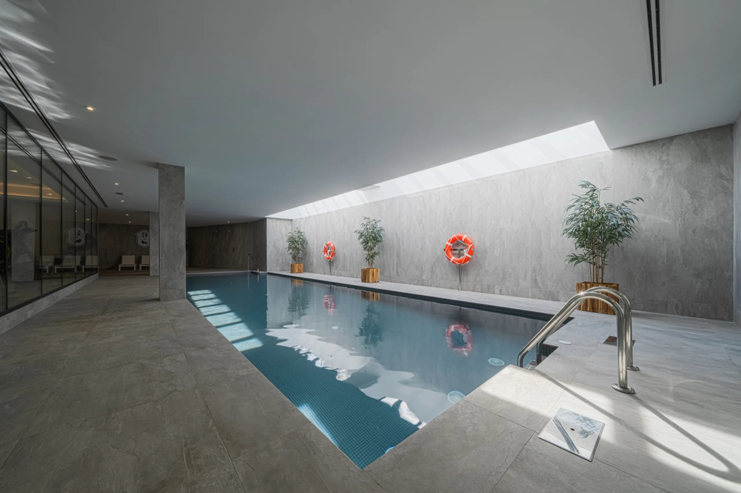 Truly unique 7-bedroom apartment located in Nine Lions, a sought-after and well-secured residential complex in Nueva Andalucía offering 53 apartments. Built to the highest standards, it is south facing and offers spectacular sea views.