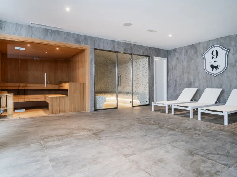 Truly unique 7-bedroom apartment located in Nine Lions, a sought-after and well-secured residential complex in Nueva Andalucía offering 53 apartments. Built to the highest standards, it is south facing and offers spectacular sea views.
