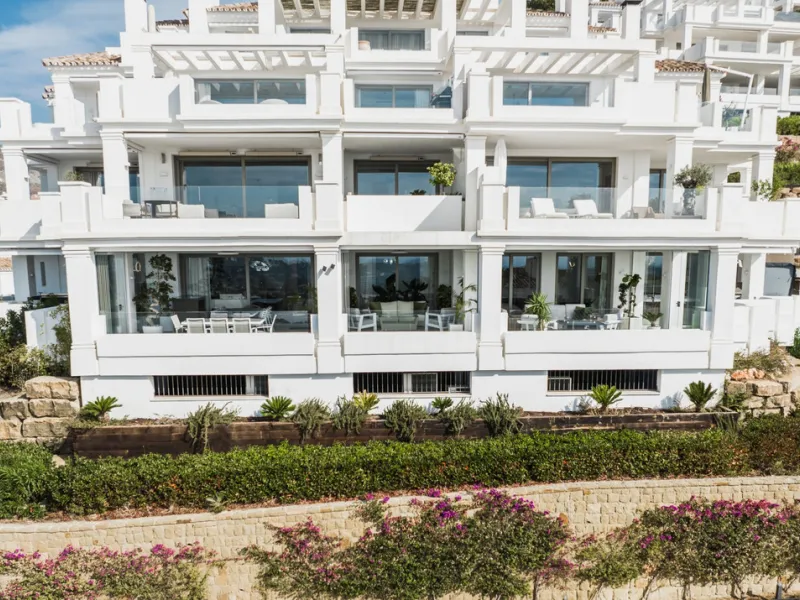 Truly unique 7-bedroom apartment located in Nine Lions, a sought-after and well-secured residential complex in Nueva Andalucía offering 53 apartments. Built to the highest standards, it is south facing and offers spectacular sea views.
