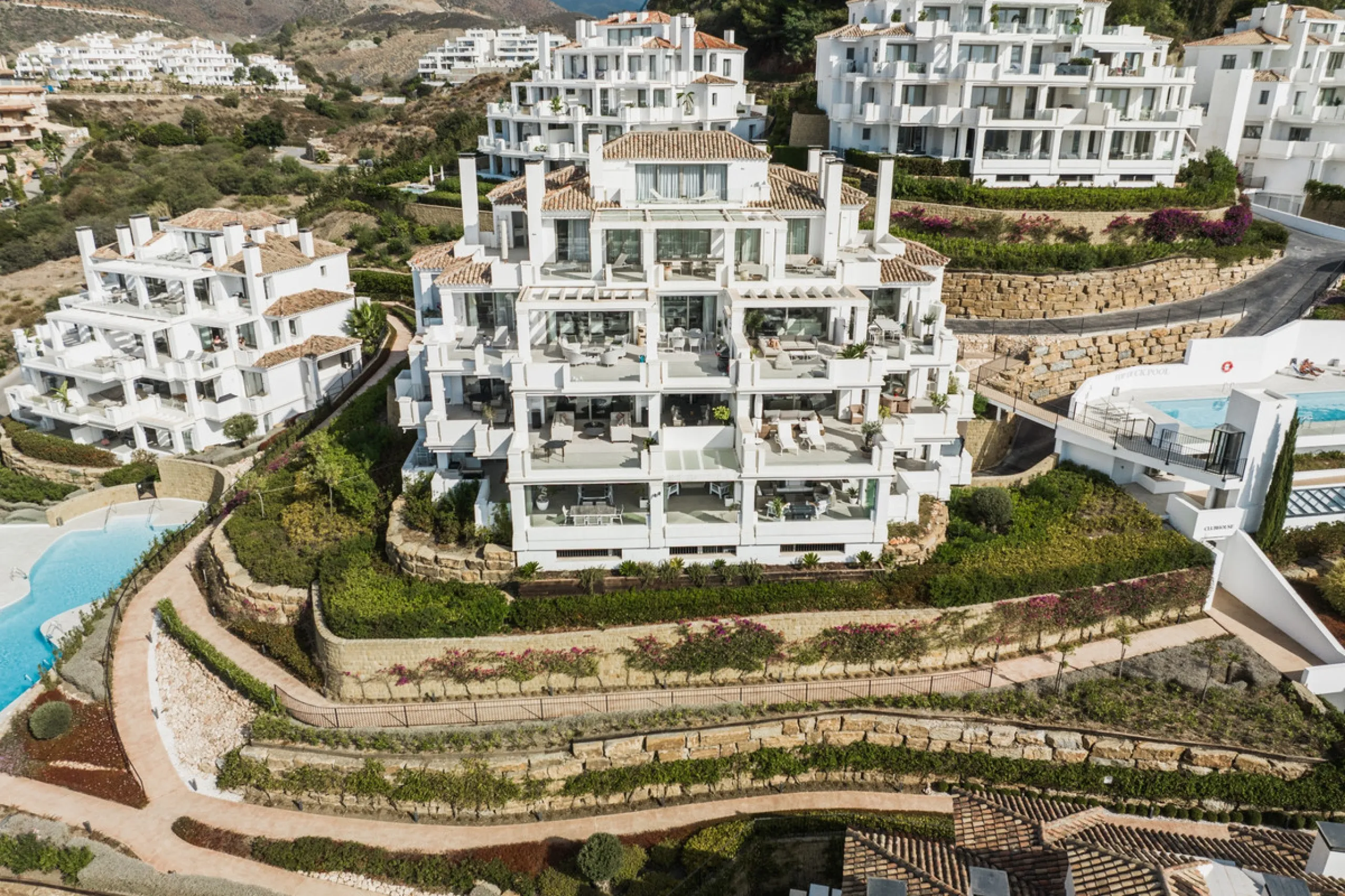 Truly unique 7-bedroom apartment located in Nine Lions, a sought-after and well-secured residential complex in Nueva Andalucía offering 53 apartments. Built to the highest standards, it is south facing and offers spectacular sea views.