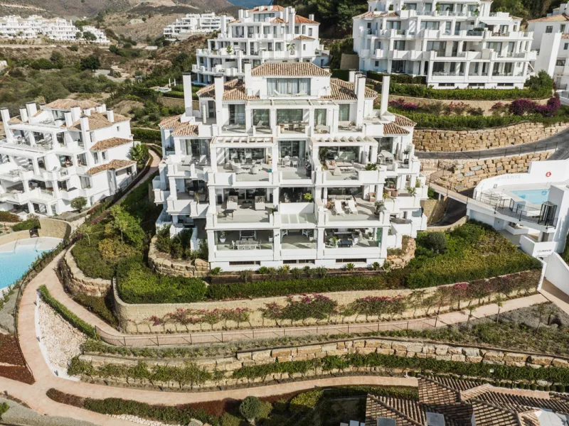 Truly unique 7-bedroom apartment located in Nine Lions, a sought-after and well-secured residential complex in Nueva Andalucía offering 53 apartments. Built to the highest standards, it is south facing and offers spectacular sea views.