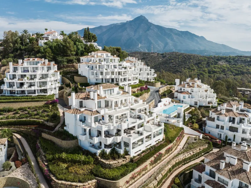 Truly unique 7-bedroom apartment located in Nine Lions, a sought-after and well-secured residential complex in Nueva Andalucía offering 53 apartments. Built to the highest standards, it is south facing and offers spectacular sea views.