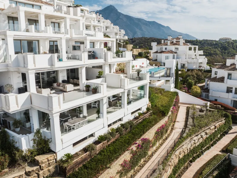 Truly unique 7-bedroom apartment located in Nine Lions, a sought-after and well-secured residential complex in Nueva Andalucía offering 53 apartments. Built to the highest standards, it is south facing and offers spectacular sea views.